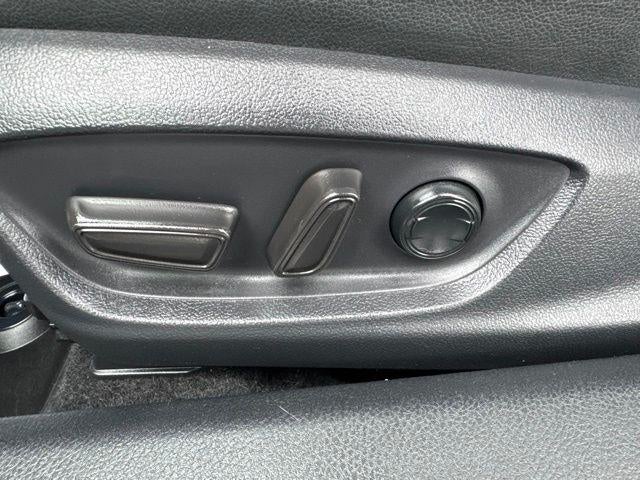 2019 Toyota Camry SE Auto (SE)