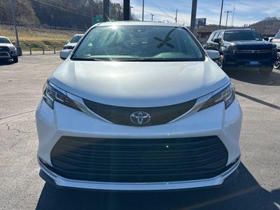 2022 Toyota Sienna XLE FWD 7-Passenger (Natl)