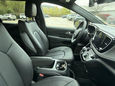 2025 Chrysler Pacifica Select FWD