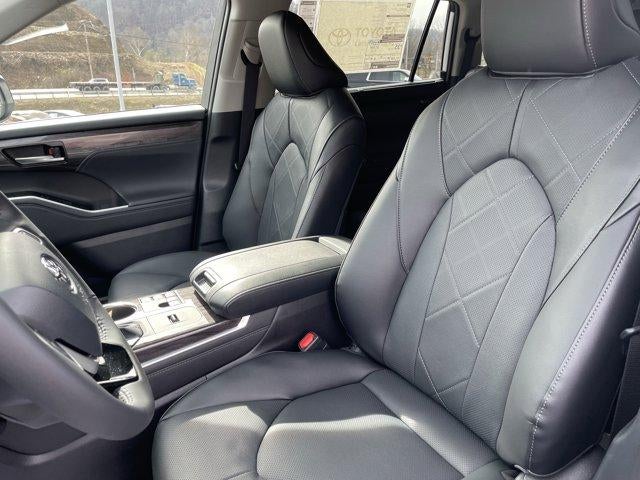 2026 Toyota Highlander Hybrid Platinum AWD (Natl)