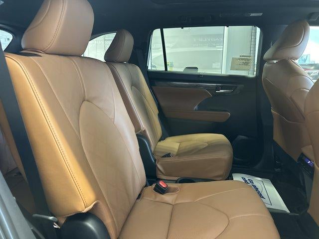 2026 Toyota Highlander Hybrid Platinum AWD (Natl)