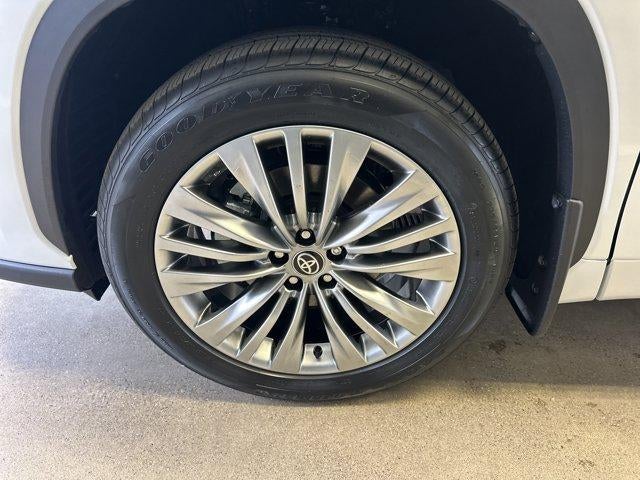 2026 Toyota Highlander Hybrid Platinum AWD (Natl)