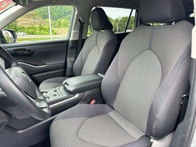 2025 Toyota Highlander LE AWD (SE)